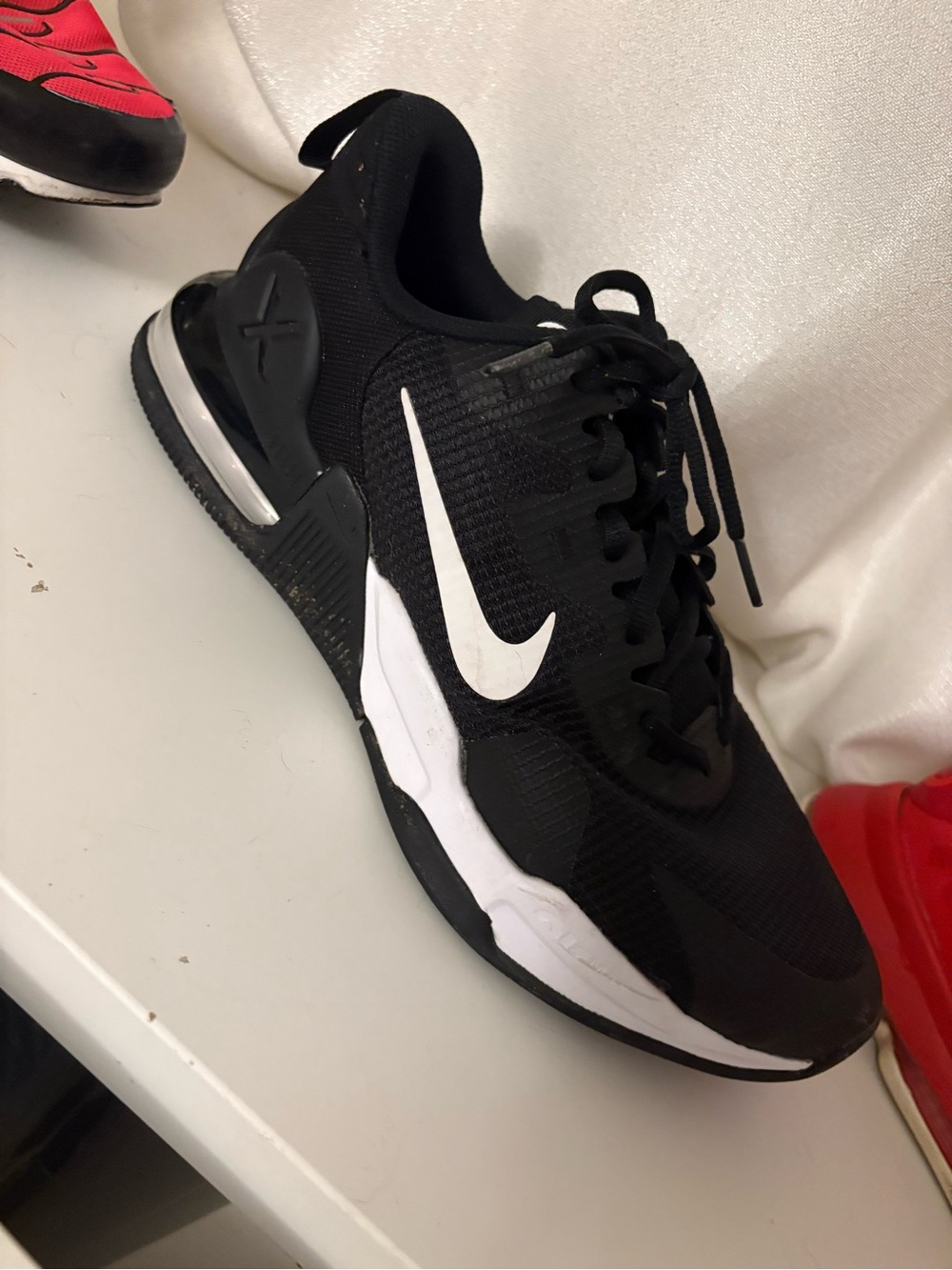 Nike Men’s Black & White Performance Sneakers 9.5